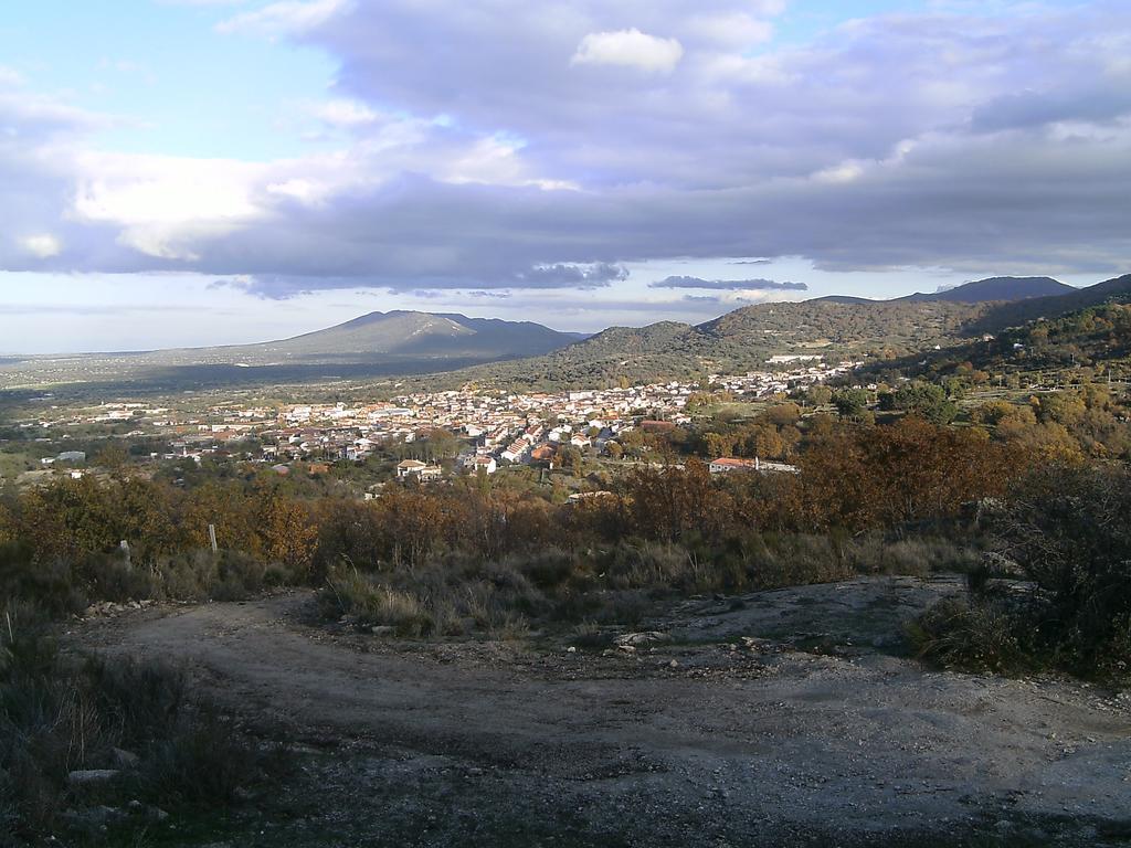 Hotel Alojamiento Cr Cuatro Caminos San Pablo de los Montes Esterno foto